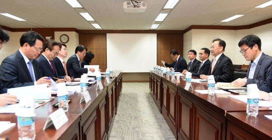 17일 정부서울청사에서 열린 ‘미 대선의 경제적 영향 및 대응방향’ 간담회에서 참석자들이 이야기를 나누고 있다. /사진제공=기획재정부