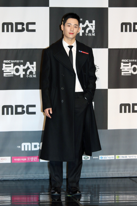 17일 오후 서울 마포구 상암 MBC 골든마우스홀에서 열린 새 월화특별기획 ‘불야성’ 제작발표회에서 배우 정해인이 포토타임을 갖고 있다.