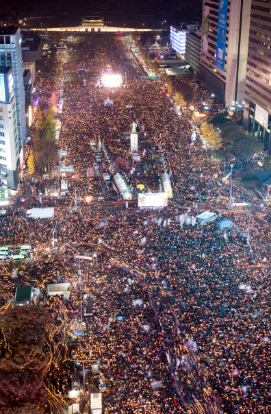 ‘박근혜 대통령 퇴진’을 요구하는 민중총궐기 대회가 12일 서울 세종로, 태평로 일대에서 열린 가운데 수십만의 참가자가 촛불을 밝히고 있다./사진공동취재단
