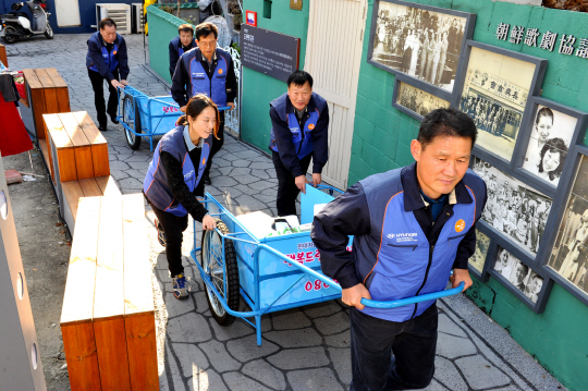 현대자동차 울산공장 봉사자들이 17일 재활용 자원수집 어르신들에게 전달할 리어카, 교통사고 예방을 위해 기능성 야광띠를 부착한 아웃도어 의류 등 생필품을 전달하고 있다. /사진제공=현대자동차