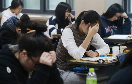 2017학년도 대학수학능력시험이 실시된 17일 오전 서울 중구 이화여자외국어고등학교 고사장에서 수험생들이 시험 시작에 앞서 준비를 하고 있다. 이번 수능은 오전8시40분부터 오후5시40분까지 전국 85개 시험지구, 1,183개 고사장에서 치러진다. /권욱기자