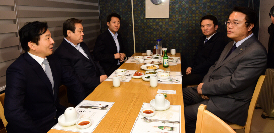 새누리당 정진석 원내대표와 새누리당 예비 대선주자 5인이 17일 오후 서울 여의도의 한 음식점에서 ‘최순실게이트’에 따른 시국 수습책과 당내 문제 해결을 위해 만나고 있다. (오른쪽 아래부터 시계방향으로) 정진석 원내대표, 원희룡 제주도지사, 김무성 전 대표, 오세훈 전 서울시장, 남경필 경기도지사. /연합뉴스