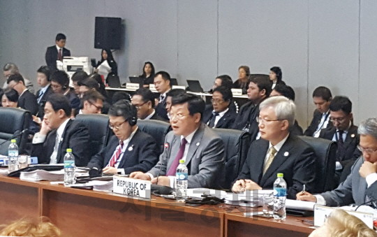 주형환(가운데) 산업통상자원부 장관이 17일(현지시간) 페루 리마에서 열린 제28차 APEC 각료회의에 참석해 발언하고 있다./사진=산업부