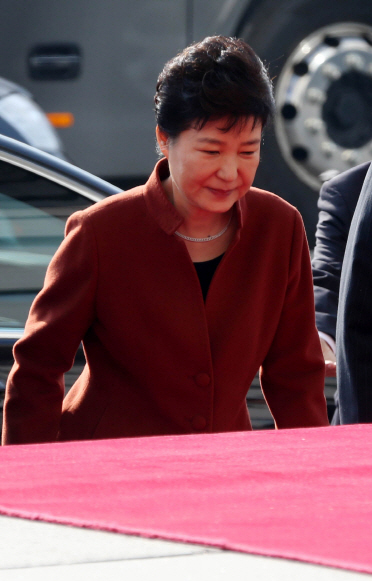 박근혜 대통령이 지난 8일 오전 국회를 전격 방문, 차에서 내려 의사당으로 들어서고 있다./연합뉴스