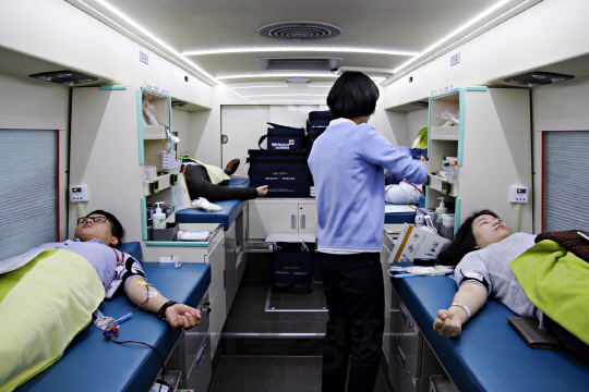 롯데칠성음료 직원들이 지난 17일 서울 송파구 롯데칠성음료 본사에서 헌혈을 하고 있다. /사진제공=롯데칠성음료