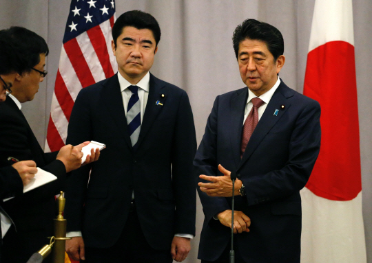 아베 신조 일본 총리가 도널드 트럼프 미국 대통령 당선인과 미국 뉴욕에서 17일(현지시간) 만난 후 기자회견을 열어 질문에 답하고 있다.   /뉴욕=AFP연합뉴스