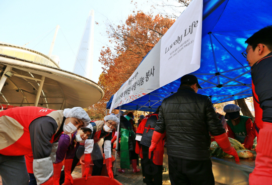 샤롯데 봉사단이 지난 17일 서울 잠실 서울놀이마당에서 송파구 내 홀몸 어르신, 한부모 가정, 소년소녀가장, 다문화 가정 등에게 전달하기 위한 김장김치를 담그고 있다. /사진제공=롯데물산