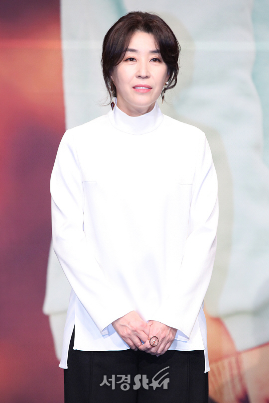 /18일 오후 상암동 상암 MBC에서 열린 새 일일 연속극 ‘행복을 주는 사람’ 제작발표회에서 배우 김미경이 포토타임을 갖고있다.