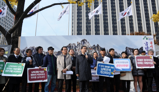 박원순(왼쪽 여덟번째)시장이 18일 오전 정부서울청사 인근에서 열린 ‘금강산 관광 18주년 기자회견’에서 박근혜정부 남북 정책에 대해 언급하고 있다. /사진제공=서울시