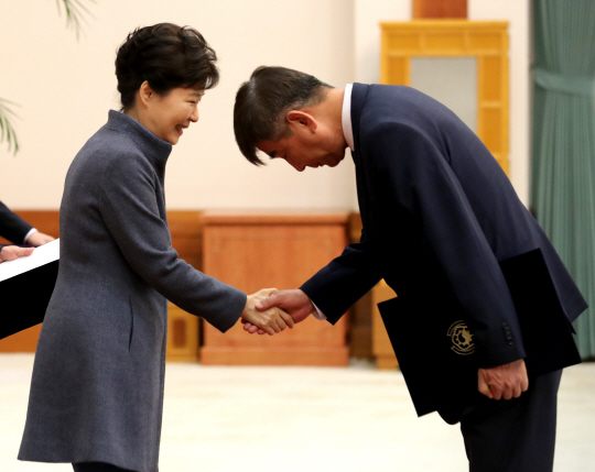 박근혜 대통령이 18일 오후 청와대에서 열린 신임 정무직 임명장 수여식에서 최재경 민정수석에게 임명장을 준 뒤 악수하고 있다. 박 대통령이 공식일정을 재개한 것은 지난 10일 한·카자흐스탄 정상회담 이후 8일 만이다. 박 대통령은 다음주 국무회의 참석도 검토하고 있다. /연합뉴스