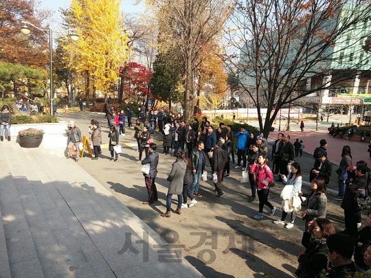 수시 논술시험이 치러진 19일 오전 세종대학교 논술시험장 앞에서 학부모들이 초조한 표정으로 시험을 마친 자녀들이 나오길 기다리고 있다. /김민형기자