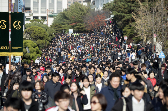 수능 이후 첫 논술고사일인 19일 오전 서울 종로구 성균관대학교에서 시험을 마친 학생들이 교정을 나서고 있다. /연합뉴스