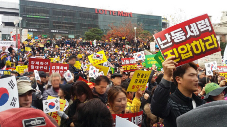박사모 회원들이 19일 서울역 광장에 모여 대통령 ‘강제하야 절대반대’ 문구가 적힌 피켓을 들고 구호를 외치고 있다. /박우인기자