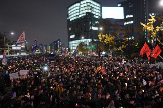 박근혜 대통령 퇴진을 요구하는 민중총궐기 대회가 열린 자난 12일 오후 서울 경복궁역 일대에서 시민들이 행진하고 있다./권욱기자ukkwon@sedaily.com