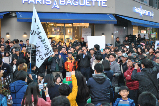 19일 오후 5시 부산 서면 쥬디스태화 앞에서 열린 ‘박근혜 하야를 바라는 부산청소년’ 집회 및 시위에 참가한 학생들과 시민들이 ‘박근혜 하야’를 외치고 있다. 이 자리에는 학생 100여명이 참석했다./부산=조원진 기자
