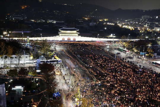 서울행정법원이 19일 제4차 촛불집회 행진과 관련해 율곡로와 사직로에 대해 행진을 허용한다는 결정을 내렸다. 앞서 지난 12일 저녁 ‘박근혜 퇴진’을 요구하는 민중총궐기 대회가 서울 세종로, 태평로 일대에서 열린 가운데 수십만의 참가자가 촛불을 밝히고 있다./사진공동취재단.