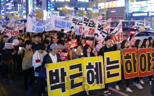 19일 오후 울산 남구 삼산로에서 박근혜 대통령 퇴진을 요구하는 울산시민들이 거리행진을 하고 있다. /울산=장지승기자