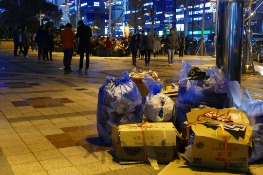 19일 오후 울산 남구 롯데백화점 앞 광장에서 열린 촛불집회 후 시민들이 직접 분리수거한 쓰레기가 가지런히 놓여 있다. /울산=장지승기자