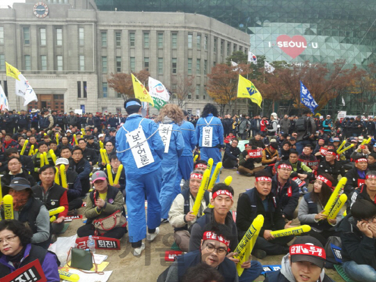 서울시청 앞 광장에서 한국노총 주최로 열린 ‘전국노동자대회’에 참석한 노동자들이 정부의 각종 노동개악 정책을 철회하고 대통령 퇴진을 요구하는 구호를 외치고 있다. /양사록기자