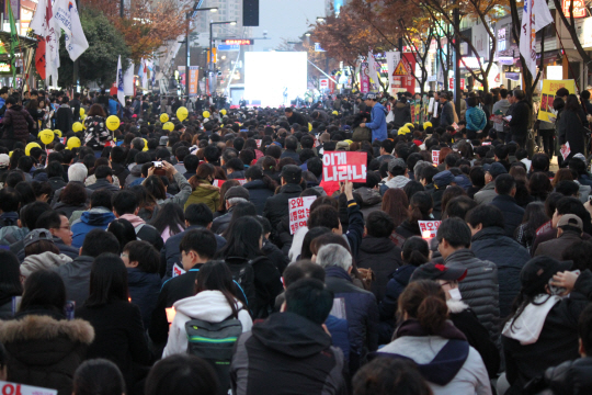19일 대구 중앙파출소 앞에서 ‘박근혜 퇴진 3차 시국대회’가 개최되고 있다.