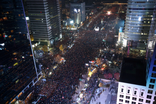 19일 오후 서울 광화문광장 일대에서 열린 제4차 촛불집회에서 광화문광장을 가득 메운 시민들이 촛불을 밝히며 대통령 퇴진을 주장하고 있다. /사진공동취재단