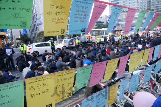 19일 오후 울산 남구 롯데백화점 앞 광장에서 시민들이 모여 박근혜 대통령 퇴진을 요구하는 울산시민대회를 열고 있는 가운데 시민들이 직접 쓴 글이 눈길을 끌고 있다. /울산=장지승기자