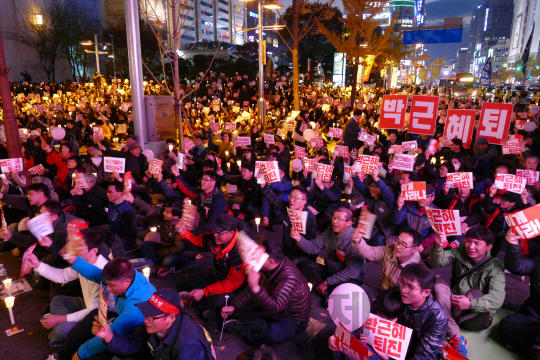 19일 오후 울산 남구 롯데백화점 앞 광장에서 시민 5,000여명이 모여 박근혜 대통령 퇴진을 요구하는 집회를 열고 있다. /울산=장지승기자