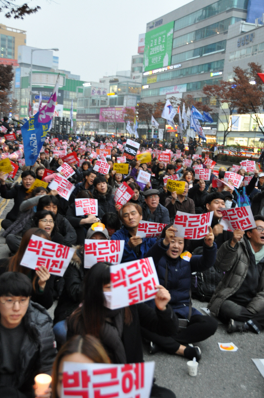 대전 서구 둔산동 타임월드백화점앞 도로에서 열린 ‘대전 10만 시국대회’에 참가한 시민들이 ‘박근혜 퇴진’을 외치고 있다. 대전=박희윤기자