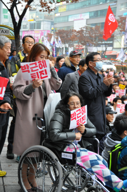 대전 서구 둔산동 타임월드백화점앞 도로에서 열린 ‘대전 10만 시국대회’에 환자복은 한 시민이 ‘박근혜 퇴진’을 외치고 있다. /대전=박희윤기자