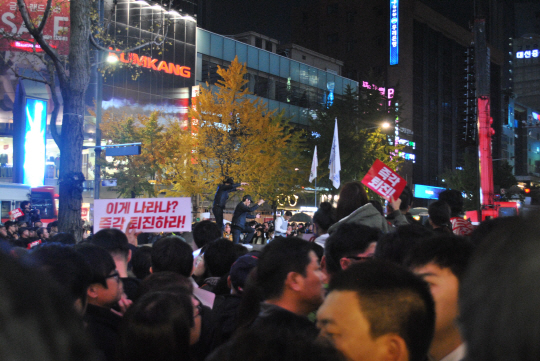 19일 부산 서면 쥬디스태화 앞에서 열린 촛불집회에 참가한 시민들이 본격적인 집회에 앞서 문화 행사를 보고 있다./부산=조원진 기자