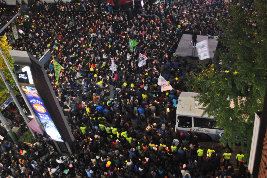 19일 오후 8시10분부터 서면 쥬디스태화 백화점 앞 왕복 8차로 도로가 집회에 참여한 시민들에의해 꽉 막혀있다./부산=조원진기자