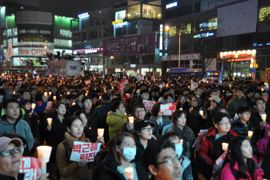 대전 둔산동 타임월드백화점앞 거리에서 열린 ‘대전 10만 시국대회’에 참가한 시민들이 촛불을 들고 ‘박근혜 퇴진’을 요구하고 있다. /대전=박희윤기자