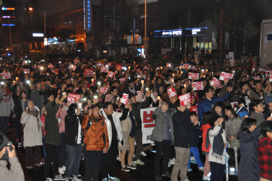 ‘대전 10만 시국대회’에 참가한 대전시민들이 ‘박근혜 퇴진’을 외치며 거리행진을 하고 있다. /대전=박희윤기자
