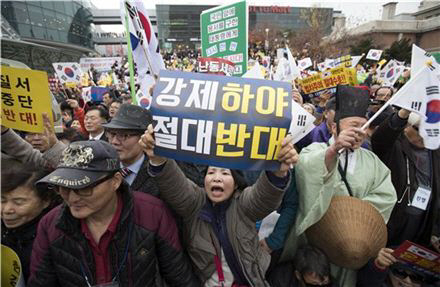 박사모 등 보수단체, JTBC 중계진에 폭력 행사…“좌경세력의 주장”