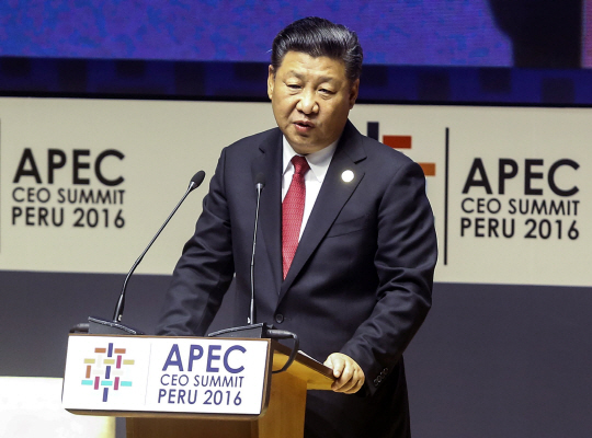 시진핑 중국 국가주석이 아시아태평양경제협력체(APEC) 정상회의 첫날인 19일(현지시간) 페루 리마에서 최고경영자(CEO) 회의 기조연설을 하고 있다.    /리마=AFP연합뉴스