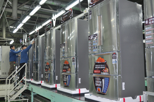 대유위니아 직원들이 충남 아산 공장에서 생산된 김치냉장고 ‘딤채’의 성능·온도 테스트를 진행하고 있다. /사진제공=대유위니아