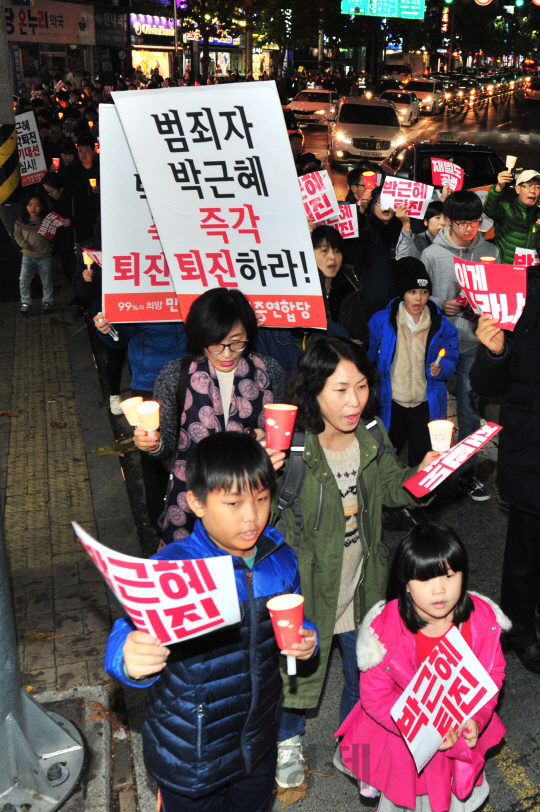 19일 오후 경북 포항시 북구 중앙상가 실개천 거리에서 열린 민중총궐기대회에 참가한 시민들이 ‘박근혜 대통령 하야’를 촉구하는 피켓을 흔들며 구호를 외치고 있다.