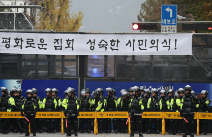 지난 19일 오후 경찰들이 청와대에서 약 400m 떨어진 정부서울청사 창성동 별관 부근에서 차벽을 세우고 촛불집회 대비 경계근무를 서고 있다. /연합뉴스