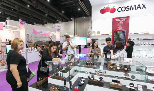 지난 8일부터 10일까지 태국 방콕에서 열린 화장품 박람회 ‘COSMEX 2016’에서 현지 관람객들이 코스맥스의 제품을 살펴보고 있다. /사진제공=코스맥스