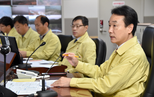 김용하(사진 오른쪽 첫번째) 산림청 차장이 가을철 산불 피해 최소화를 위해 만전을 기해줄 것으로 당부하고 있다. 사진제공=산림청
