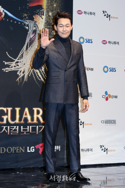 배우 박성웅이 21일 열린 뮤지컬 ‘보디가드’ 제작발표회에서 포토타임을 갖고 있다.