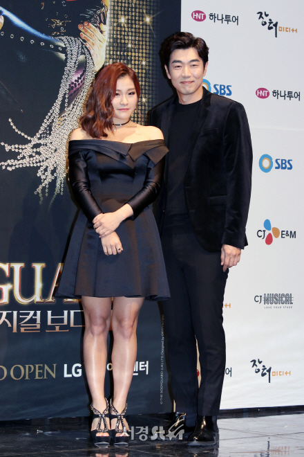 배우 손승연과 이종혁이 21일 열린 뮤지컬 ‘보디가드’ 제작발표회에서 포토타임을 갖고 있다.