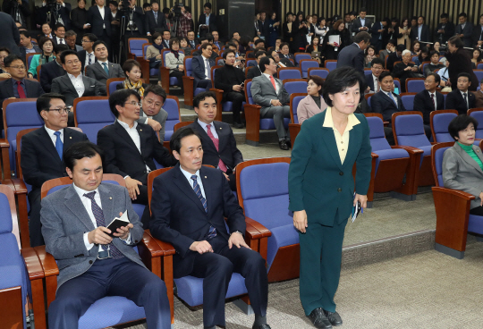 추미애 더불어민주당 대표가 21일 오후 국회에서 열린 의원총회에서 발언대로 향하고 있다. 이날 의총에서는 박근혜 대통령 탄핵 추진 및 ‘탄핵추진을 위한 실무기구’ 구성에 만장일치로 합의했다.  /연합뉴스