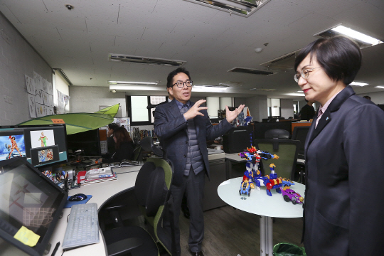 권선주(오른쪽) IBK기업은행장이 21일 서울시 강남구 논현동 소재 투바앤 본사를 방문해 김광용 투바앤 대표로부터 콘텐츠 사업에 대한 설명을 듣고 있다./사진제공=IBK기업은행