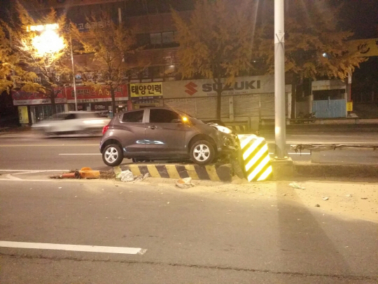 21일 새벽 부산 동래구 낙민동에서 직진하던 차량이 안락지하차도 입구에 있던 충격 흡수대를 들이받았다. 해당 운전자는 사고 직후 현장을 달아났다./사진제공=부산경찰청