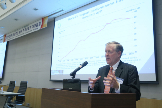 한국경제연구원이 한국경제학회와 공동으로 21일 전경련회관 컨퍼런스센터 다이아몬드룸에서 ‘경제협력개발기구(OECD) 가입 20주년 기념 특별좌담회’를 개최한 가운데 랜달 존스 OECD 한국·일본 담당관이 발표하고 있다. /사진제공=한국경제연구원