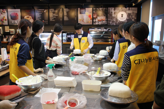 19일 서울 가산동 CJ푸드빌아카데미에서 열린 ‘행복나눔데이 커피&디저트 교실’에서 청소년들이 CJ푸드빌 임직원들과 생크림케이크를 만들고 있다. /사진제공=CJ푸드빌