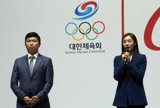 지난 10월 29일 경기도 가평 청심평화월드센터에서 열린 청소년들의 올림픽 축제인 ‘모두의 올림픽’ 개막식에서  국제올림픽위원회(IOC) 선수위원인 유승민(왼쪽)과 ‘피겨퀸’ 김연아가 인사말을 하고 있다./연합뉴스