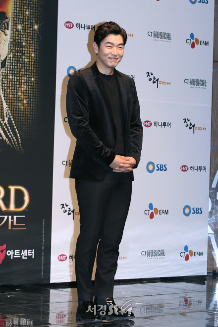 배우 이종혁이 21일 열린 뮤지컬 ‘보디가드’ 제작발표회에서 포토타임을 갖고 있다.