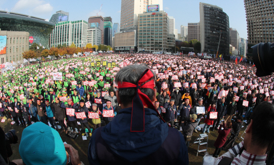 26일로 예상된 대규모 촛불집회가 무사히 서울광장에서 열릴 수 있을 전망이다./ 연합뉴스